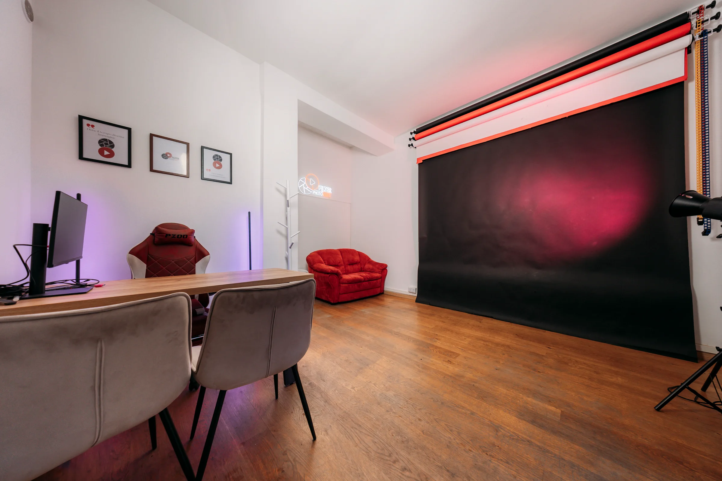 Interno dello studio Filter PhotoVideo a Roma con area di lavoro e set fotografico